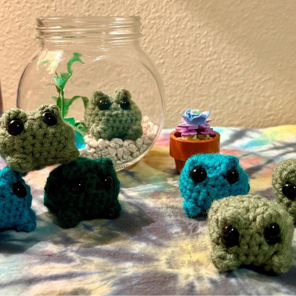Handmade tiny frog crochet desk pets with tank